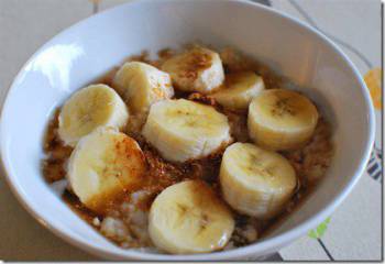 Oatmeal With Banana, Cinnamon And Maple Syrup