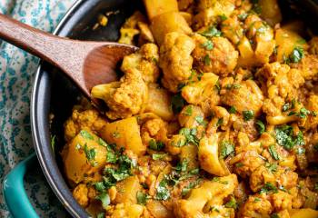 Aloo Gobi (Indian Spiced Potatoes And Cauliflower)