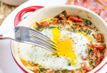 Baked Egg With Spinach And Tomatoes