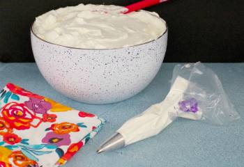 Easy Stabilized Whipped Cream Icing (With Piping Gel)