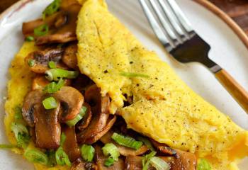 Sticky Sriracha Mushroom Omelette | Slimming World