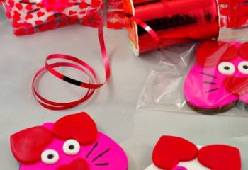 Heart-Shaped Valentine Cat Cookies