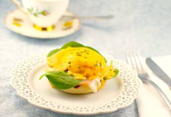 15 Minute East Egss Benedict With Artichoke And Roasted Red Pepper Hollandaise Sauce